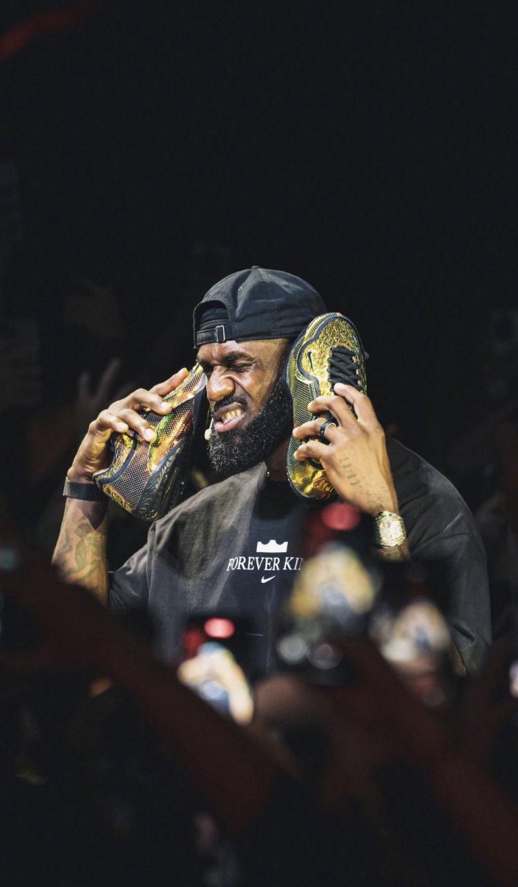 开云体育下载-詹姆斯:在上海看到孩子们穿我的球鞋打球 我从小就梦想有签名鞋